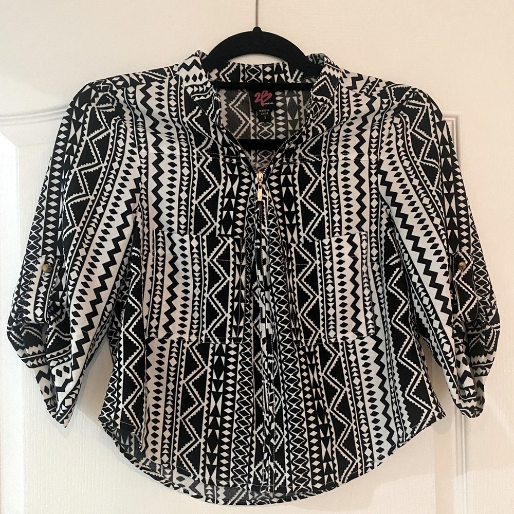Black and White Print Crop Blouse with Zipper 2B Bebe